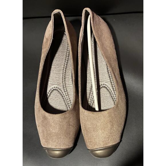 Taupe Faux Suede Slip On Ballet Flat Shoes Womens Sz 7.5 Professional Classic - Picture 2 of 4